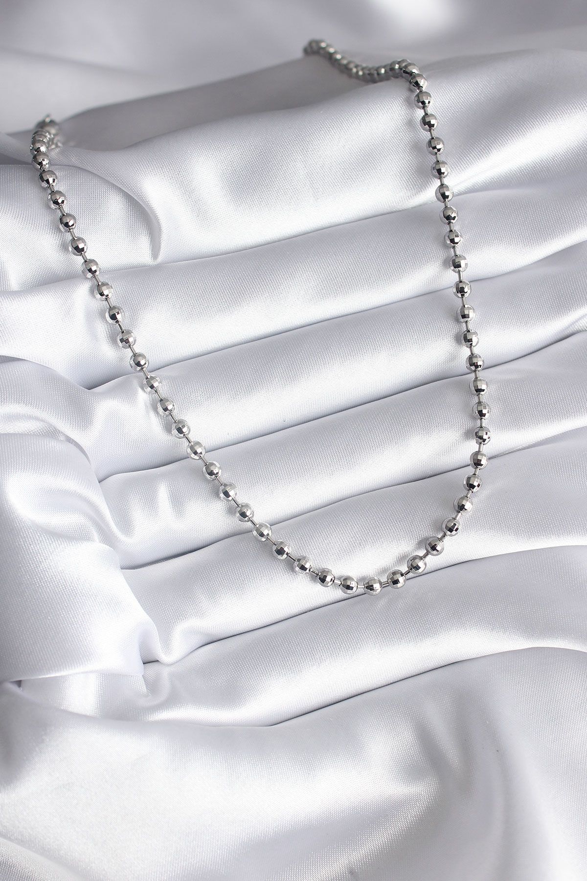 Pirinç Gümüş Renk Topçuk Detay Kadın Kolye - TJ-BKO8238