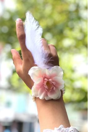 Bride to be Nedime Gelin Bilekliği Tüy ve İnci Boncuk Detaylı Somon Renkli Bekarlığa Veda Partisi Bilekliği 10 Adet ( )