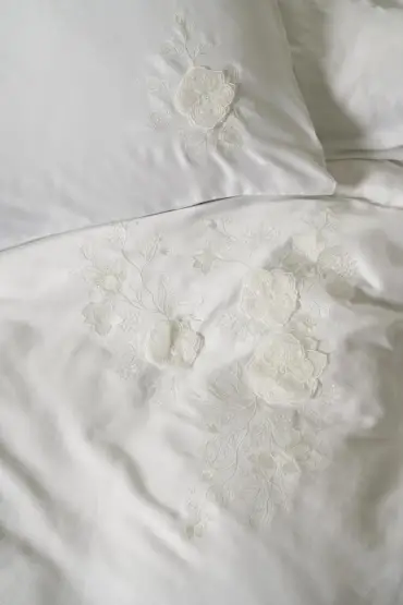 3D Nakışlı Çift Kişilik Saten Nevresim Takımı Gembira Beyaz