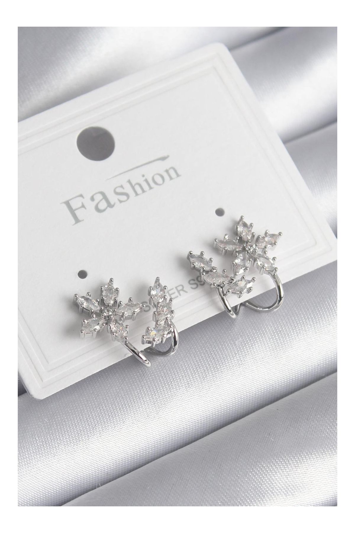 Pirinç Gümüş Renk Zirkon Taşlı Çiçek Model Kadın Küpe - TJ-BKP9740