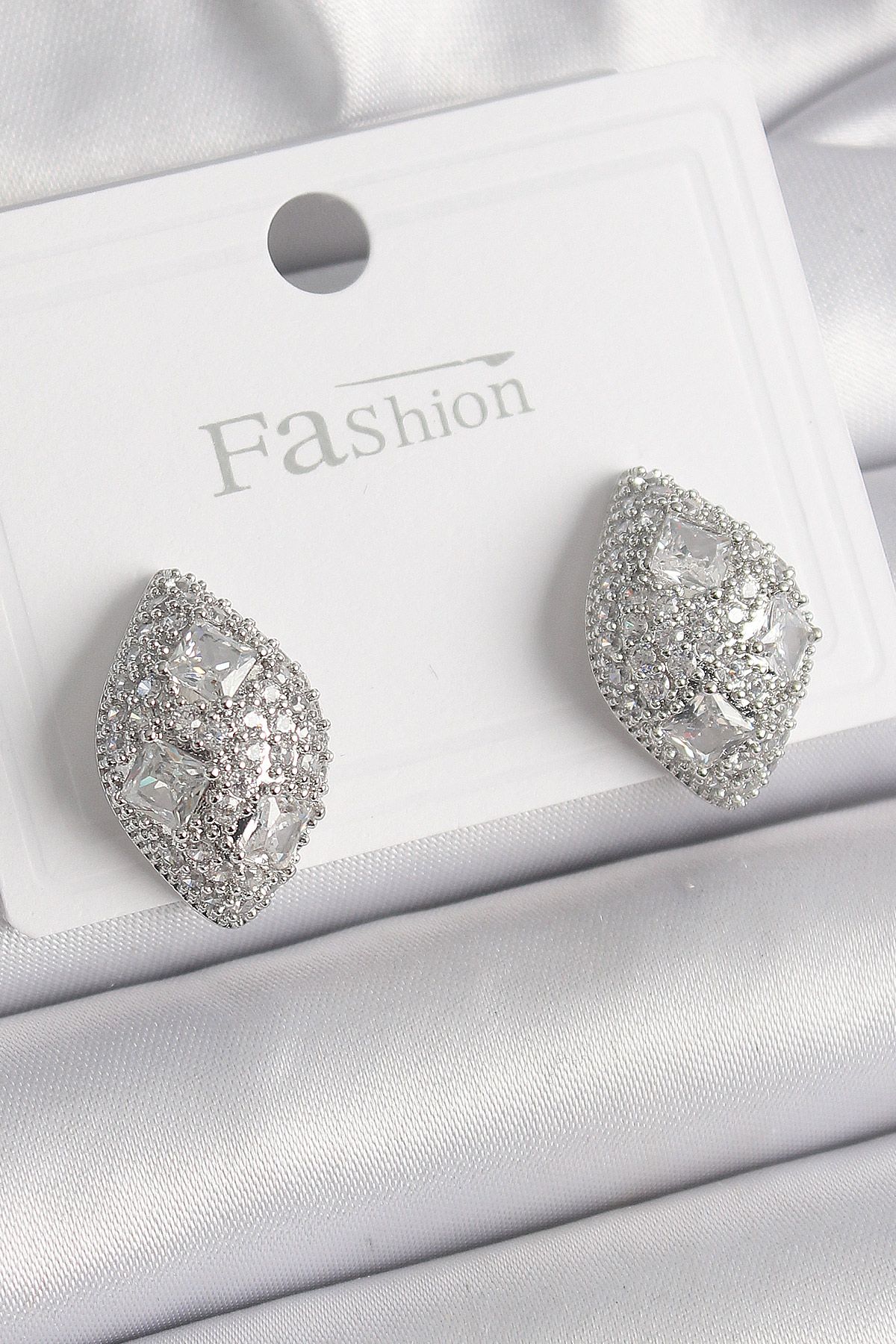 Pirinç Gümüş Renk Zirkon Taş İşlemeli Damla Model Kadın Küpe - TJ-BKP9863