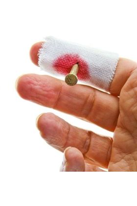 Kumaş Üzeri Kırmızı Renk Kanlı Çivi Geçmiş Parmak Şakası (4767)