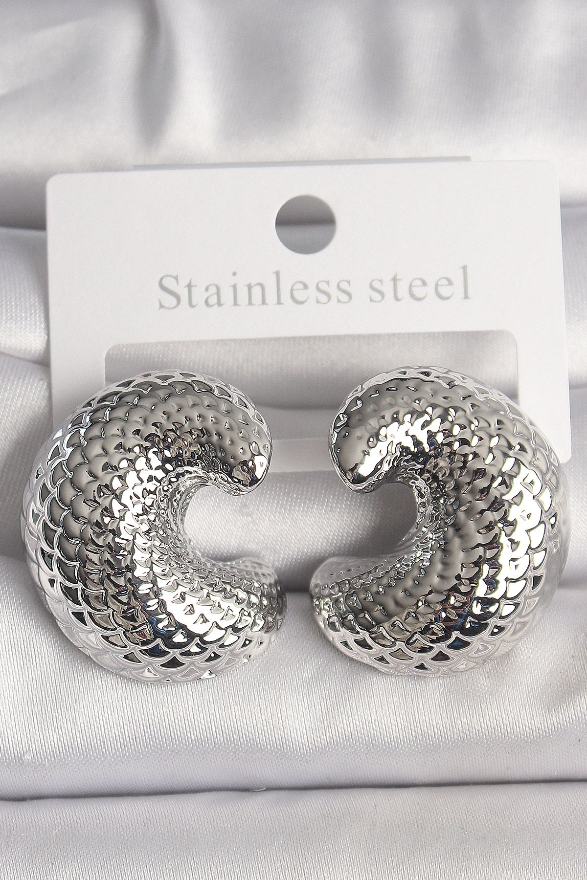 Pirinç Gümüş Renk Yılan Sırtı İşlemeli Yarım Halka Model Kadın Küpe - TJ-BKP10158