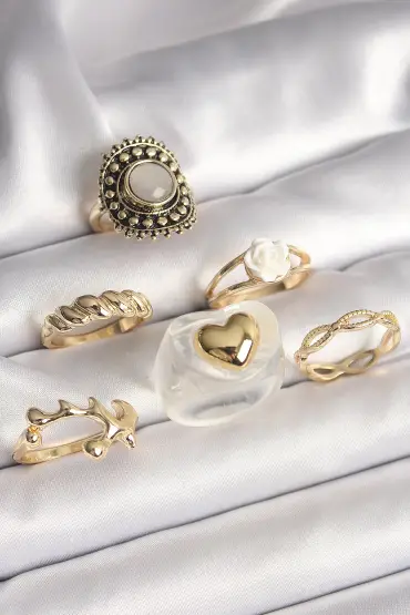 Pirinç Gold Renk Beyaz Gül Figür Kalp İşlemeli Sarmal Detay 6'Lı Kadın Yüzük Seti - TJ-BYK3639