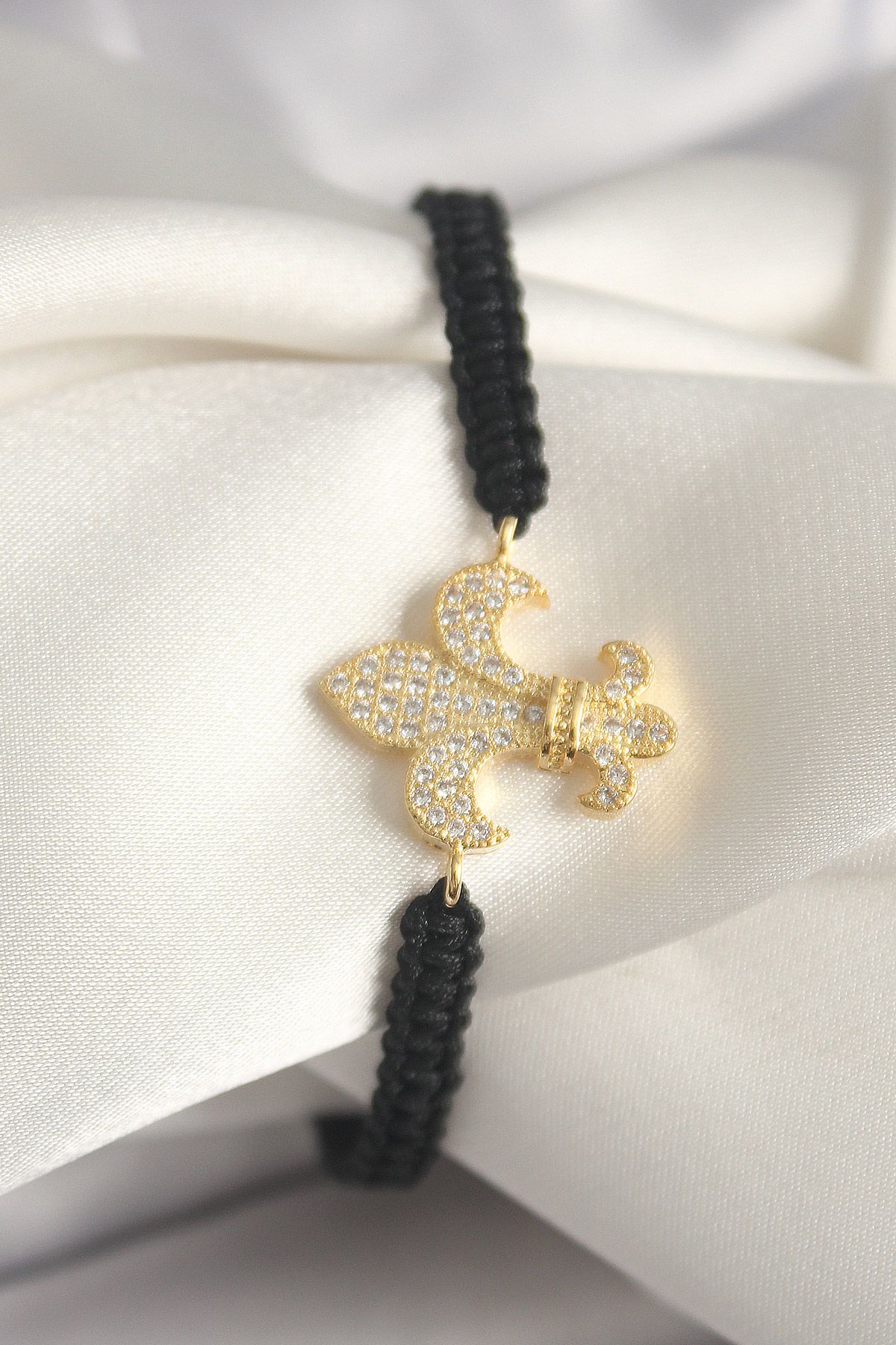 Pirinç Gold Renk Zirkon Taşlı Zambak Figür Asansörlü Makrome Model Kadın Bileklik - TJ-BB6801