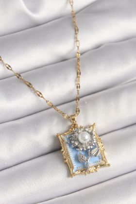 316L Çelik Gold Renk Zincir Gümüş Çiçek İşleme İnci Detaylı Mavi Portre Model Kadın Kolye - TJ-BKO9882
