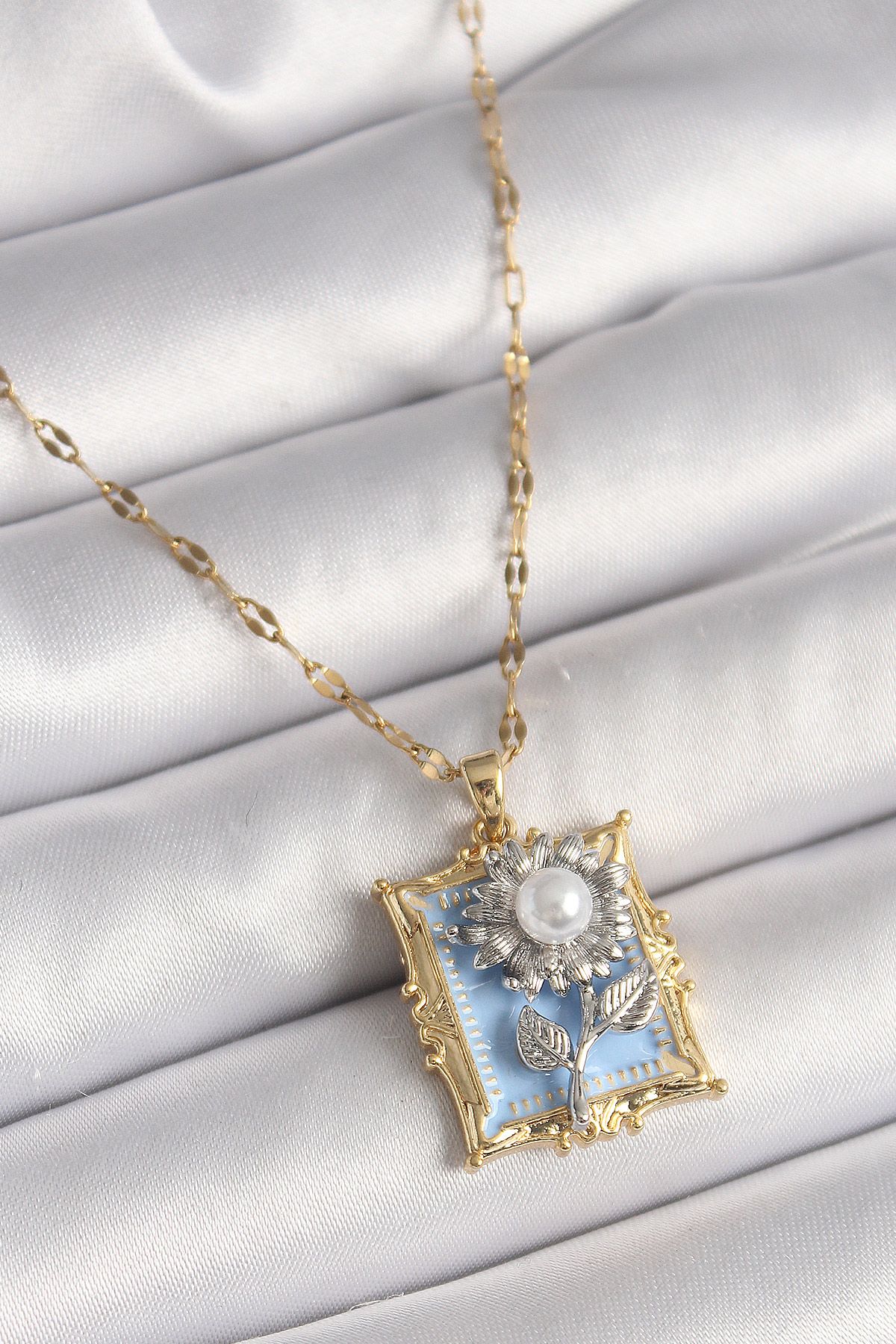 316L Çelik Gold Renk Zincir Gümüş Çiçek İşleme İnci Detaylı Mavi Portre Model Kadın Kolye - TJ-BKO9882