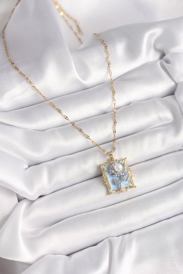 316L Çelik Gold Renk Zincir Gümüş Çiçek İşleme İnci Detaylı Mavi Portre Model Kadın Kolye - TJ-BKO9882