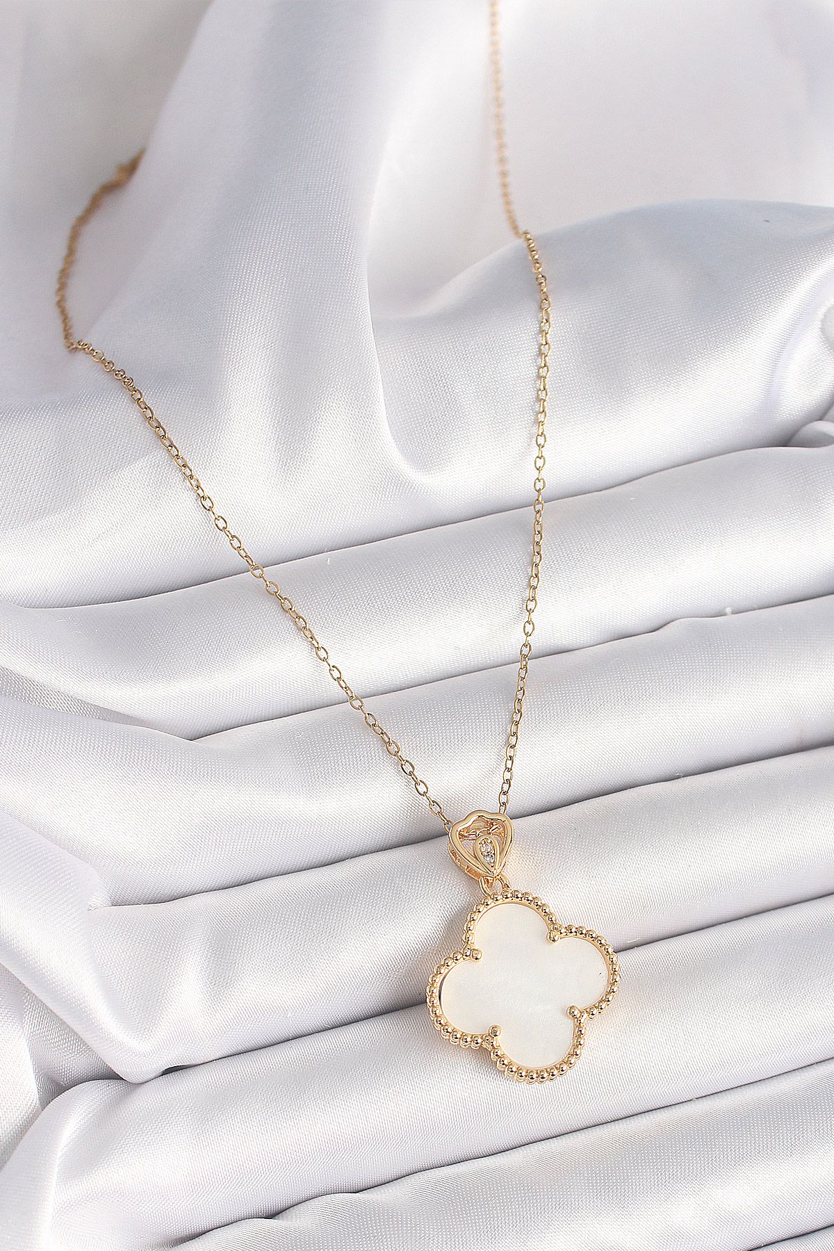 316L Çelik Gold Renk Zincir Zirkon Taş Detaylı Beyaza Yonca Model Kadın Kolye - TJ-BKO9893