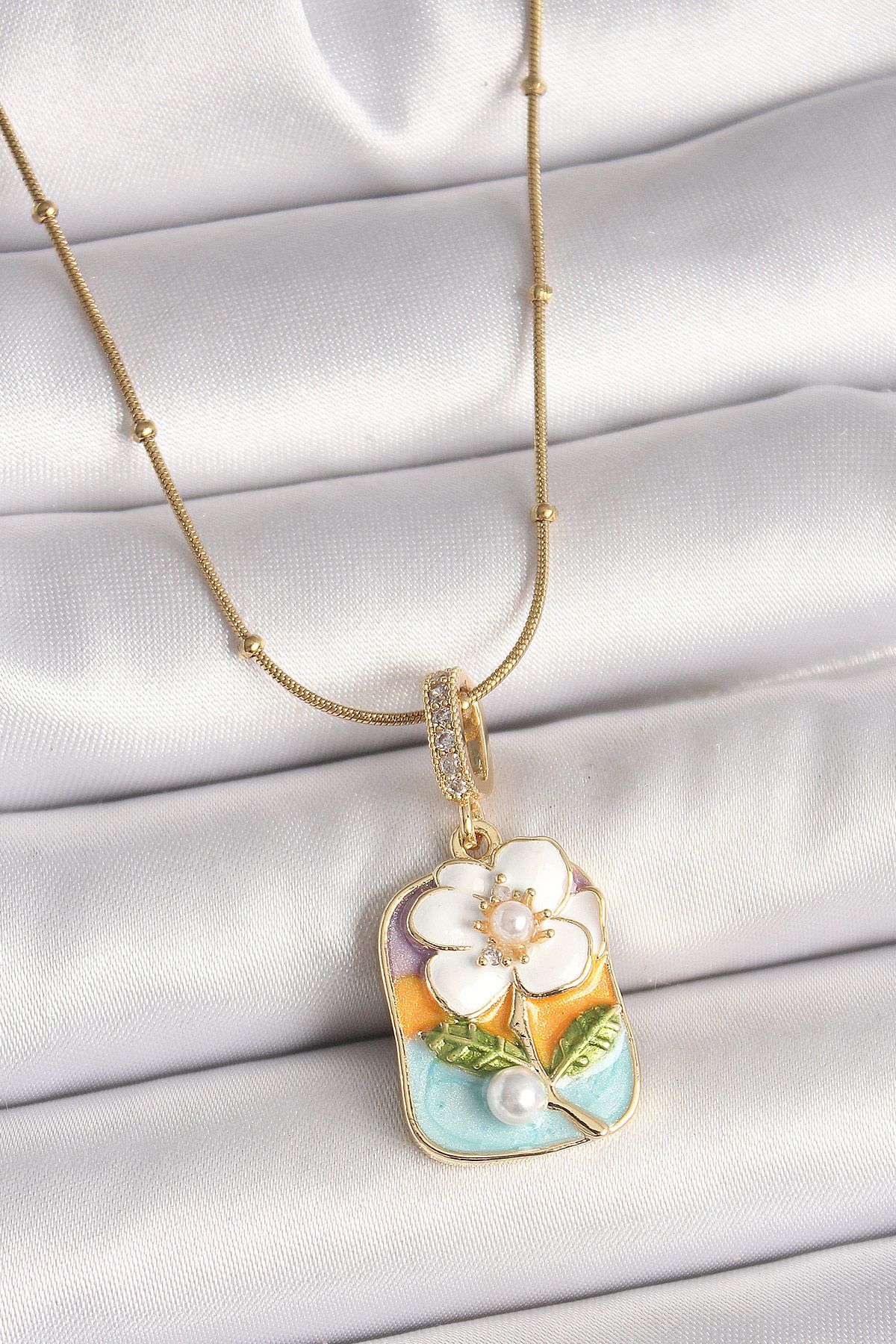 316L Çelik Gold Renk Topçuk Zincir Renkli Beyaz Çiçek Portre Model İnci Detay Kadın Kolye - TJ-BKO9906