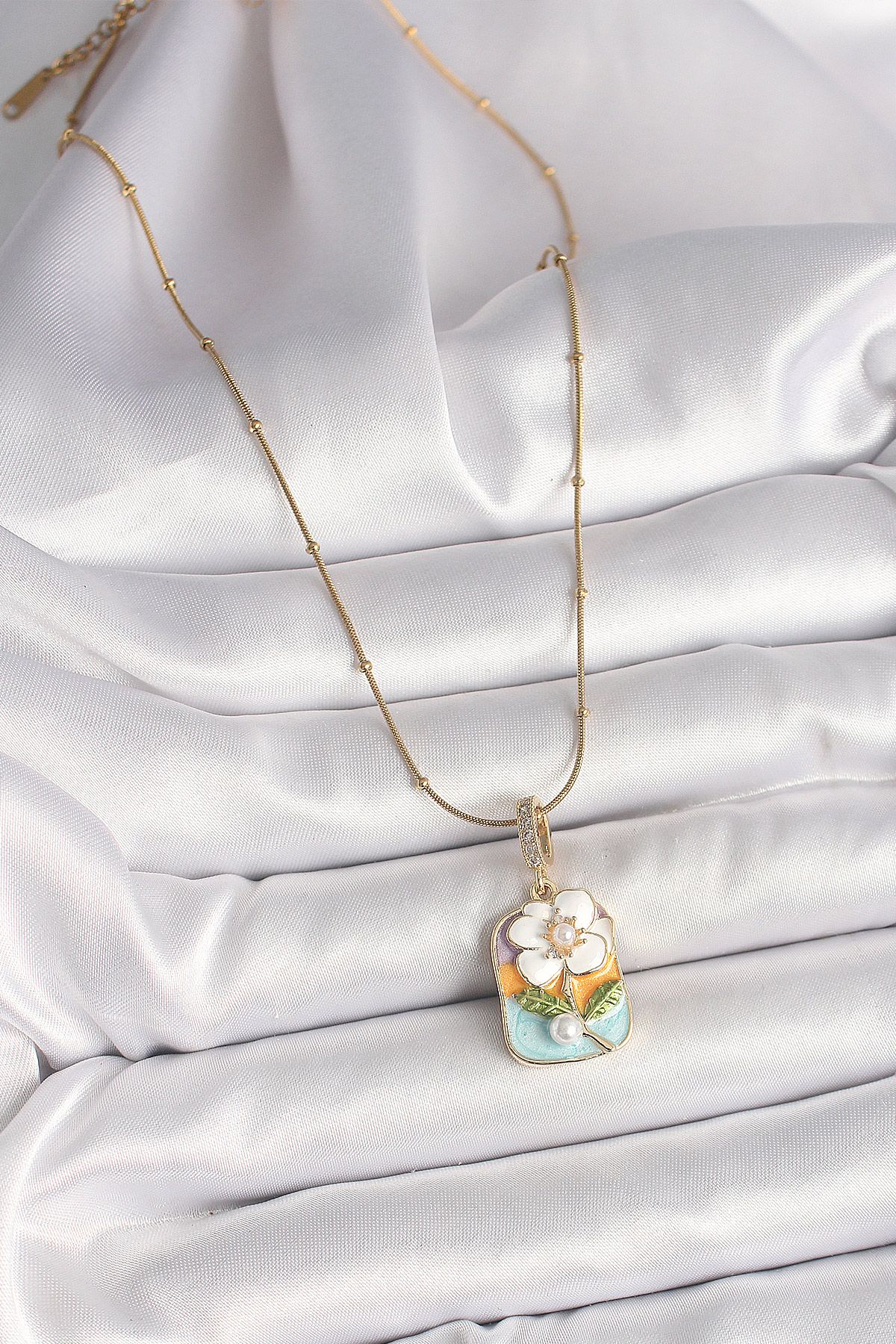316L Çelik Gold Renk Topçuk Zincir Renkli Beyaz Çiçek Portre Model İnci Detay Kadın Kolye - TJ-BKO9906