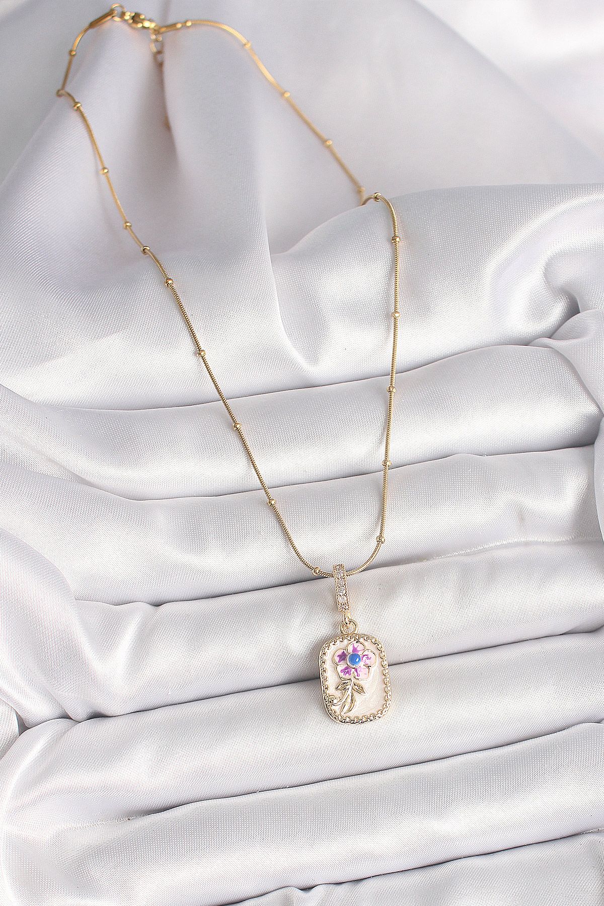 316L Çelik Gold Renk Topçuk Zincir Zirkon Taş Detaylı Beyaz Sedefli Çiçek İşleme Portre Model Kadın Küpe - TJ-BKO9907