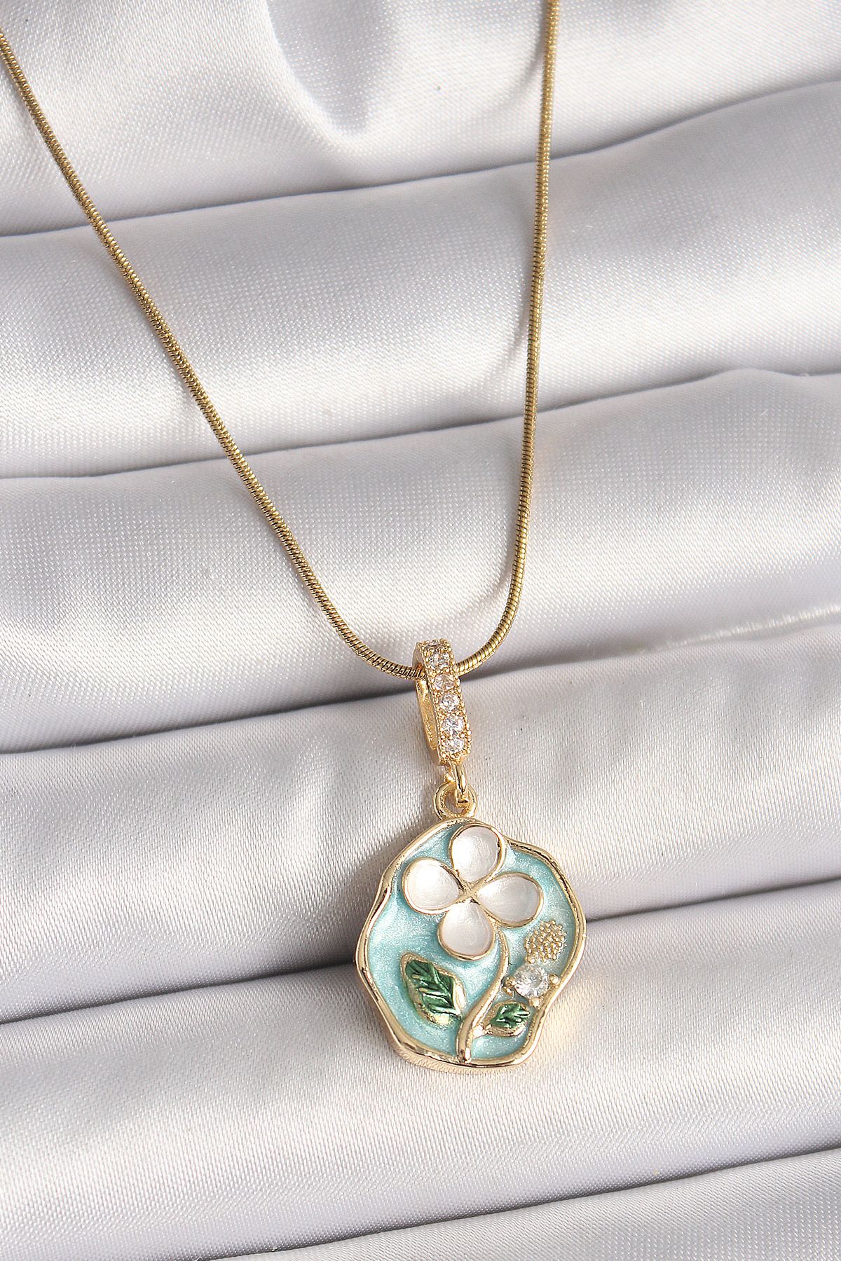 316L Çelik Gold Renk Zincir Zirkon Taşlı Beyaz Yonca İşlemeli Mavi Portre Model Kadın Kolye - TJ-BKO9909