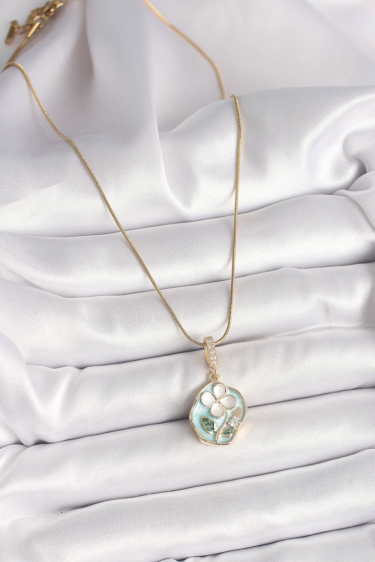 316L Çelik Gold Renk Zincir Zirkon Taşlı Beyaz Yonca İşlemeli Mavi Portre Model Kadın Kolye - TJ-BKO9909