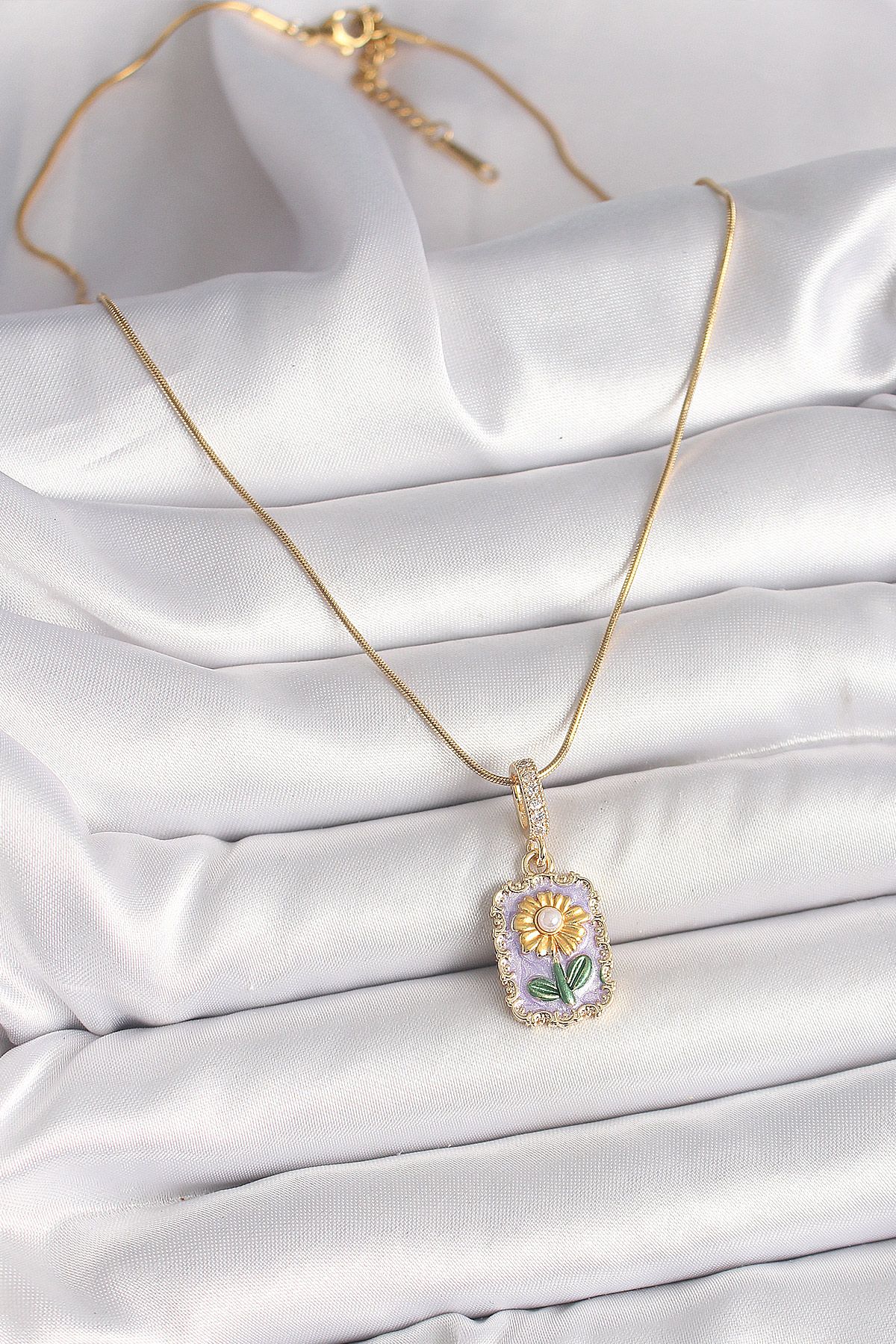 316L Çelik Gold Renk Zirkon Taşlı Mor Papatya İşlemeli Portre Model Kadın Kolye - TJ-BKO9915