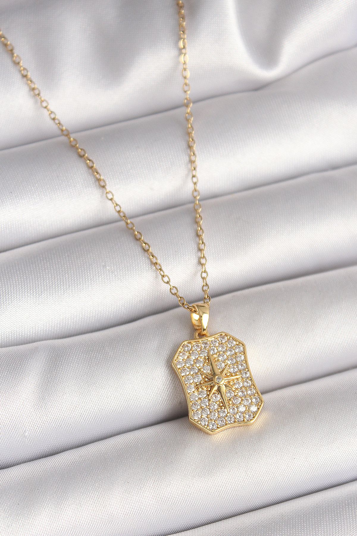 316L Çelik Gold Renk Zincir Zirkon Taşlı Kutup Yıldız İşlemeli Madalyon Model Kadın Kolye - TJ-BKO9942
