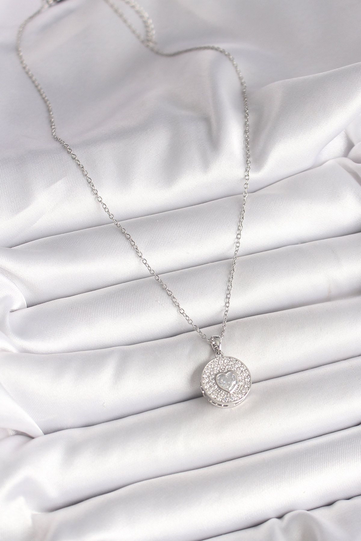 316L Çelik Gümüş Renk Zincir Zirkon Taşlı Kalp İşlemeli Madalyon Model Kadın Kolye - TJ-BKO9947