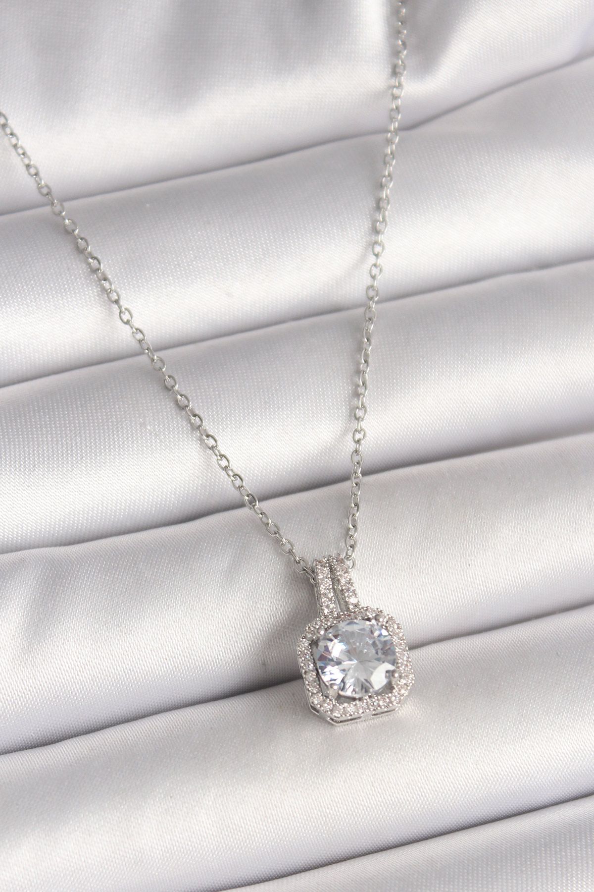 316L Çelik Gümüş Renk Zincir Zirkon Taşlı Kare Model Kadın Kolye - TJ-BKO9957