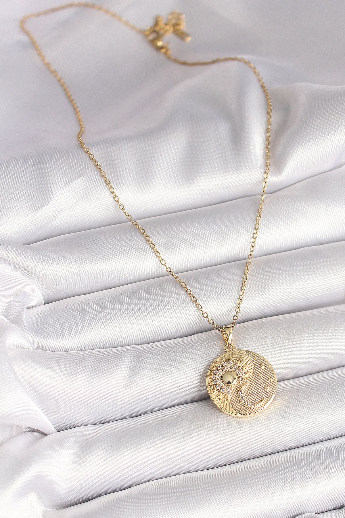 316L Çelik Gold Renk Zincir Zirkon Taşlı Ay Güneş İşlemeli Madalyon Model Kadın Kolye - TJ-BKO9958