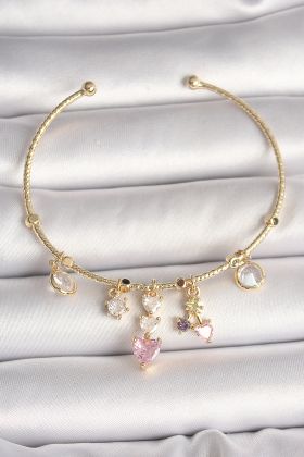 Pirinç Gold Renk Sallantı Zirkon Taşlı Kalp Figür Pembe Kalp Detay Charm Kadın Bileklik - TJ-BB6897
