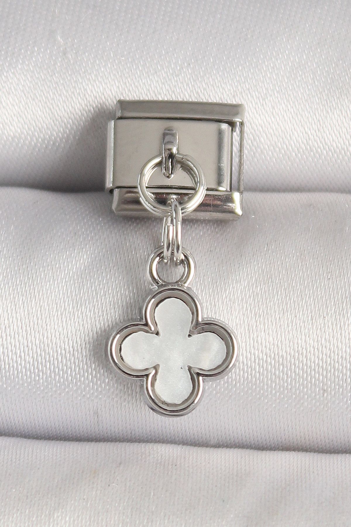 316L Çelik Gümüş Renk Beyaz Mineli Yonca Model Nomination Charm - TJ-BC1269