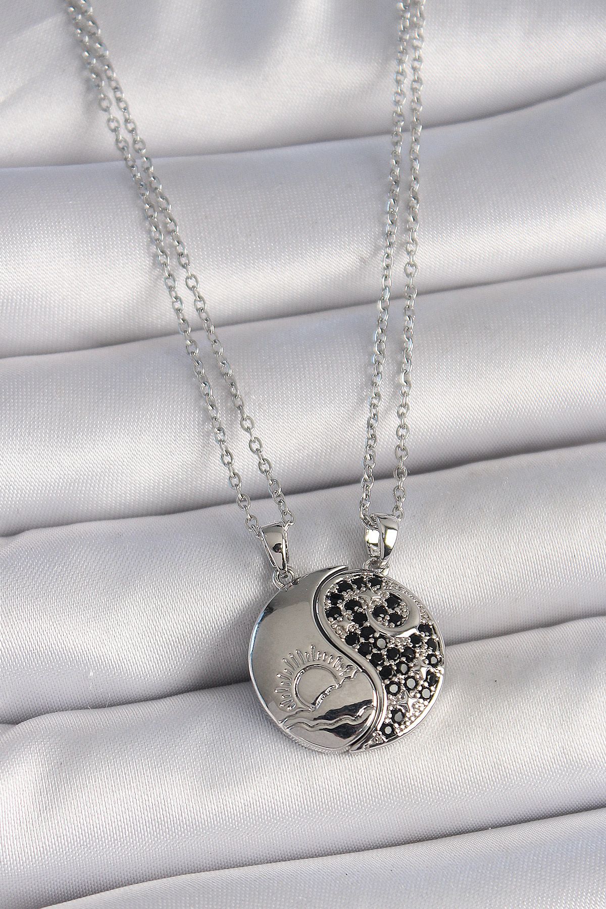 316L Çelik Gümüş Renk Zincir Zirkon Taşlı Ying Yang Model Gün Batımı İşlemeli Arakdaşlık Kadın Kolye - TJ-BKO10028