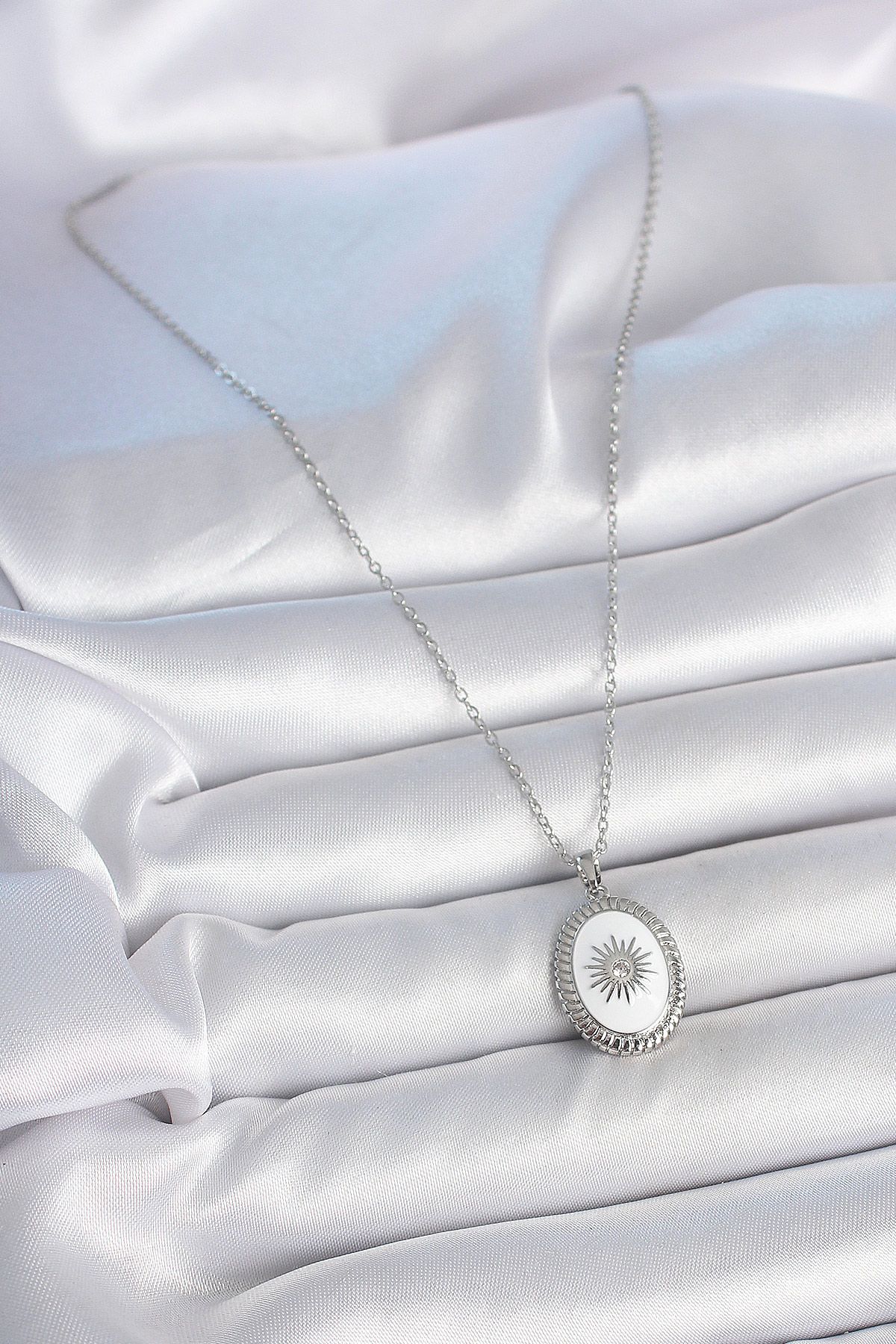 316L Çelik Gümüş Renk Beyaz Mineli Güneş İşlemeli Nazar Boncuk Detay Madalyon Model Kadın Kolye - TJ-BKO10054