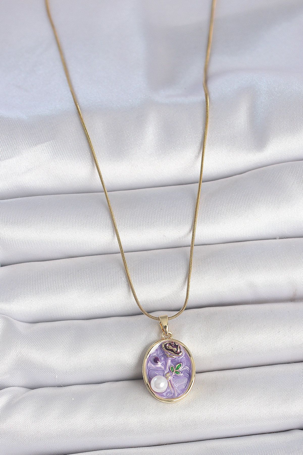 316L Çelik Gold Renk Zincir Mor Çiçek İşlemeli İnci Detay Portre Model Kadın Kolye - TJ-BKO10078