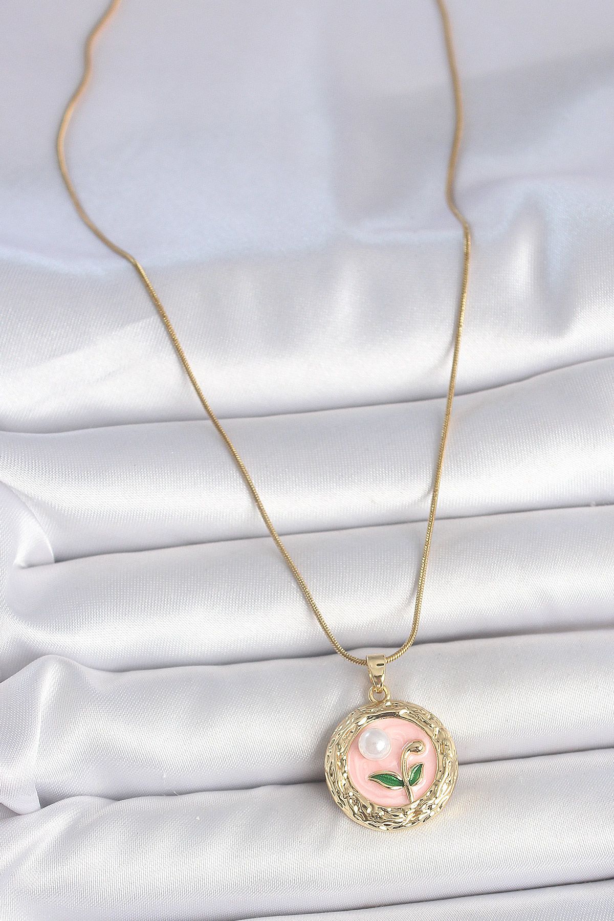 316L Çelik Gold Renk Zincir Pembe Çiçek İşlemeli inci Detay Portre Model Kadın Kolye - TJ-BKO10079