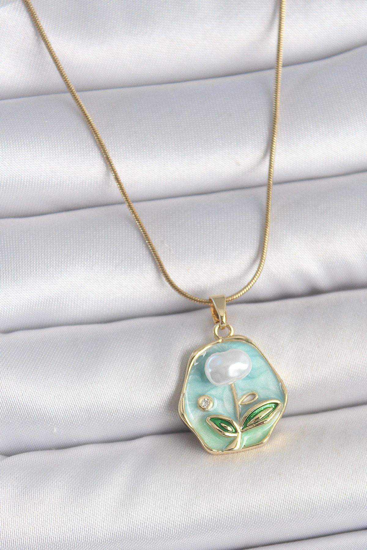 316L Çelik Gold Renk Zincir Mavi Çiçek İşlemeli İnci İşlemeli Portre Model Kadın Kolye - TJ-BKO10126