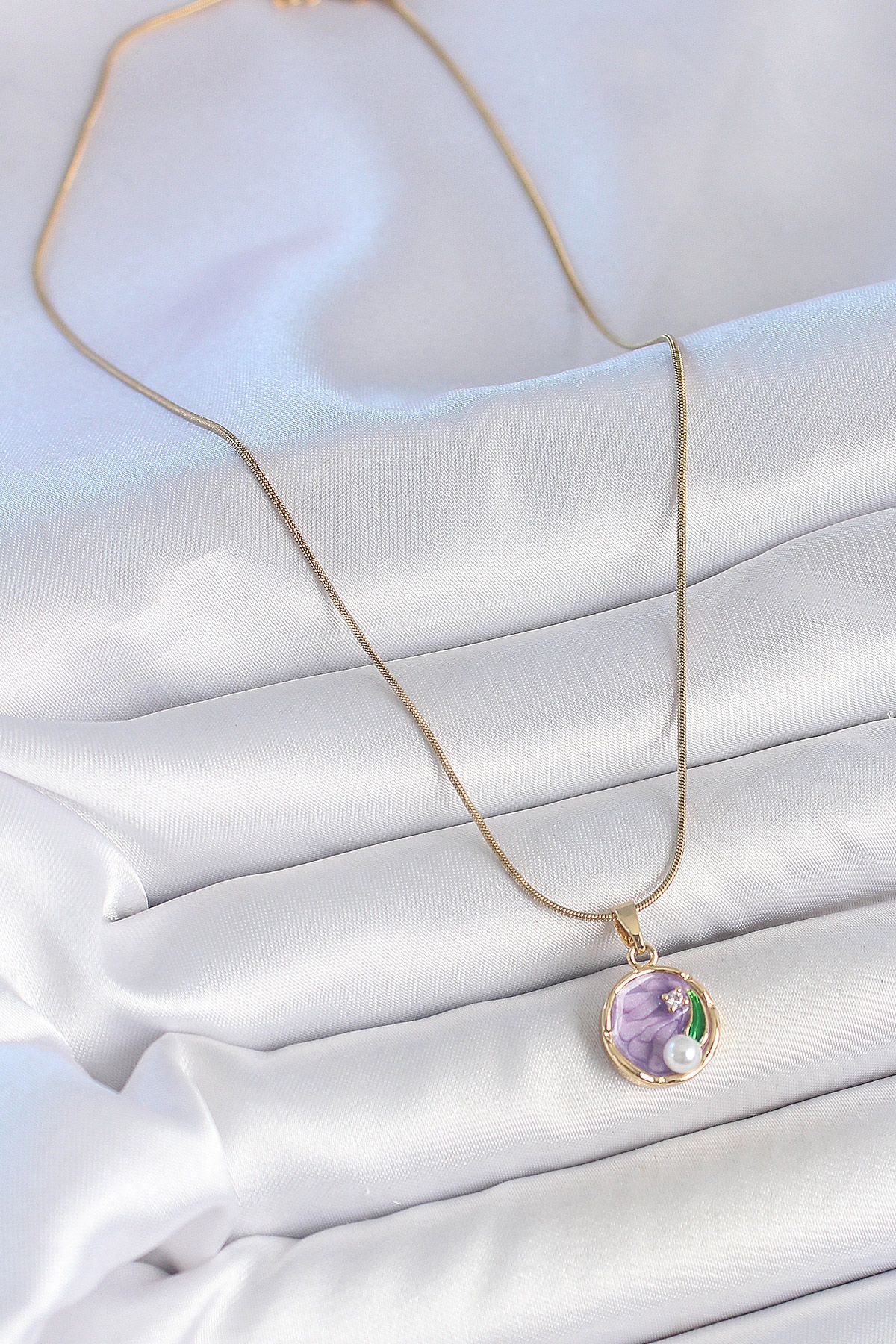 316L Çelik Gold Renk Zincir Mor Çiçek İşlemeli Zirkon Taş İnci Detaylı Minimal Portre Model Kadın Kolye - TJ-BKO10134