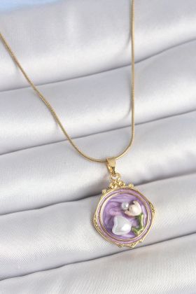 316L Çelik Gold Renk Zincir Mor Mineli İncili Çiçek İşlemeli Portre Model Kadın Kolye - TJ-BKO10149