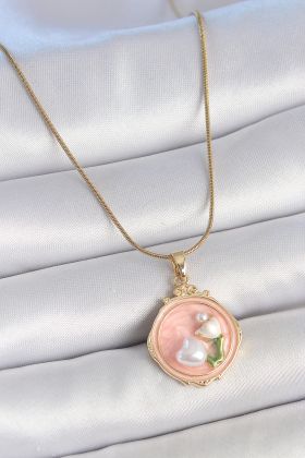 316L Çelik Gold Renk Zincir Pembe Mineli İncili Çiçek İşlemeli Portre Model Kadın Kolye - TJ-BKO10151