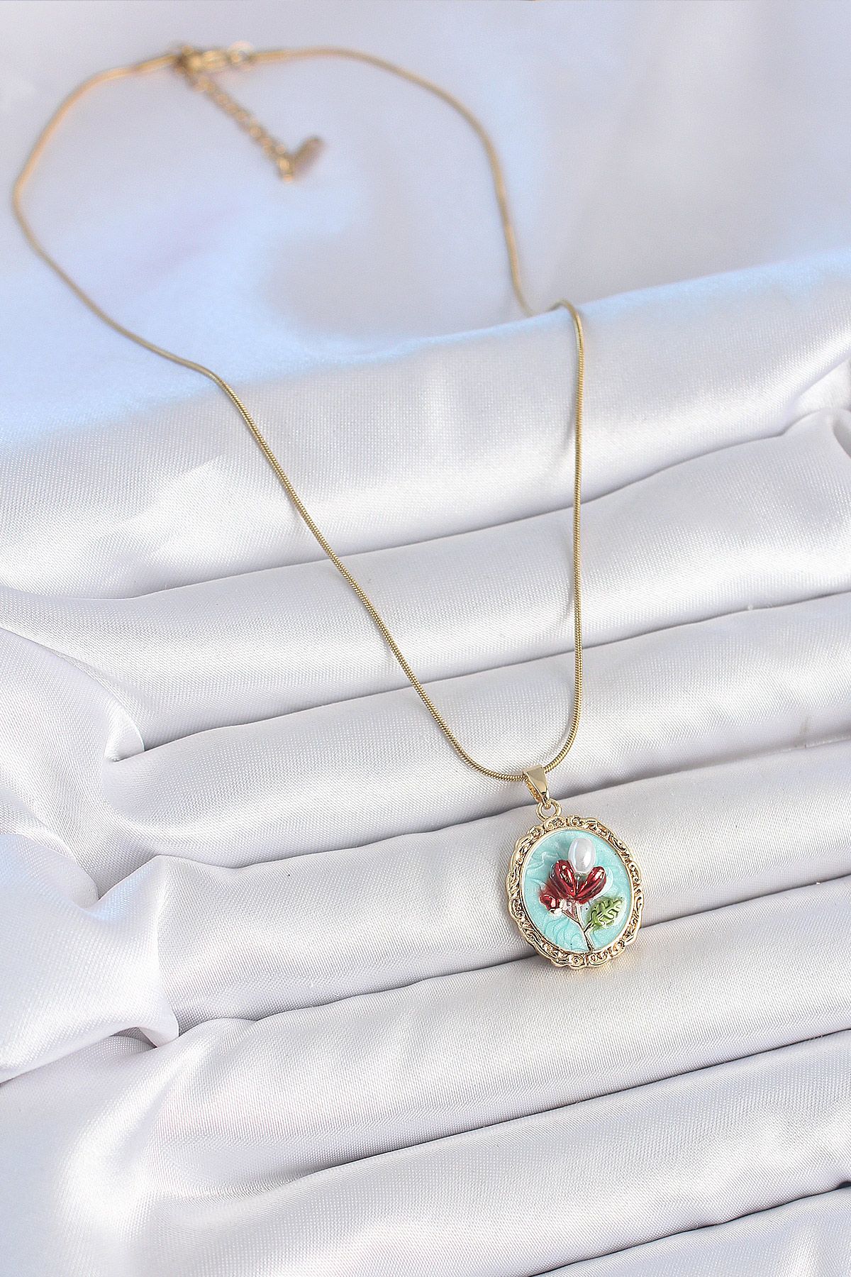 316L Çelik Gold Renk Zincir Turkuaz Mineli İncili Çiçek İşlemeli Portre Model Kadın Kolye - TJ-BKO10157