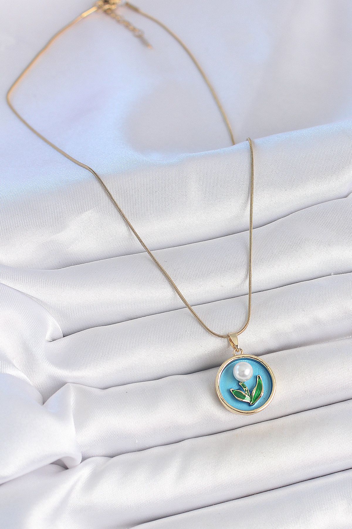 316L Çelik Gold Renk Zincir Mavi Mineli İncili Çiçek İşlemeli Portre Model Kadın Kolye - TJ-BKO10168