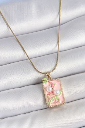 316L Çelik Gold Renk Zincir Pembe Mineli İncli Çiçek İşlemeli Portre Model Kadın Kolye - TJ-BKO10193
