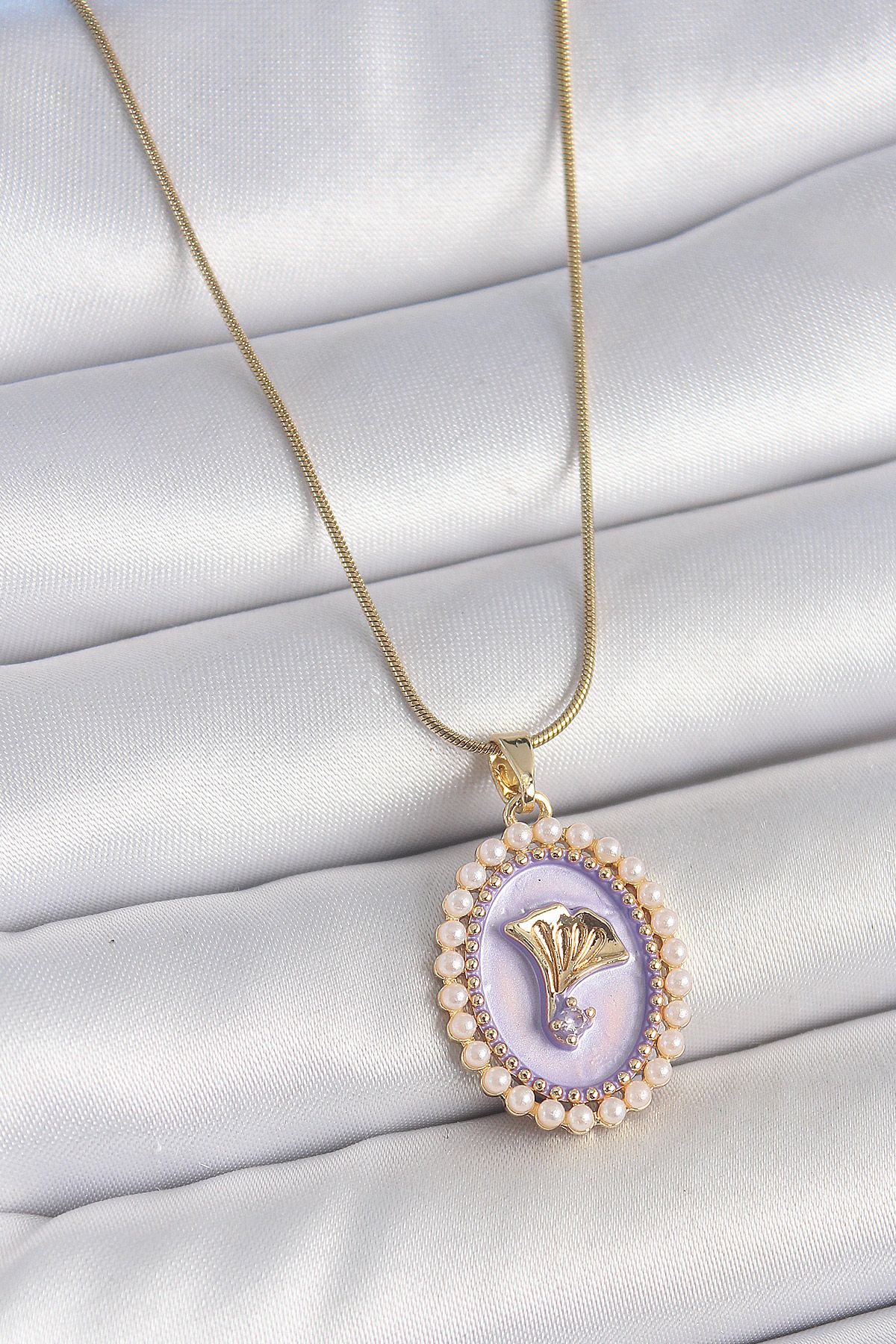 316L Çelik Gold Renk Zincir Mor Mineli İncili Zirkon Taşlı Çiçek İşlemeli Portre Model Kadın Kolye - TJ-BKO10195
