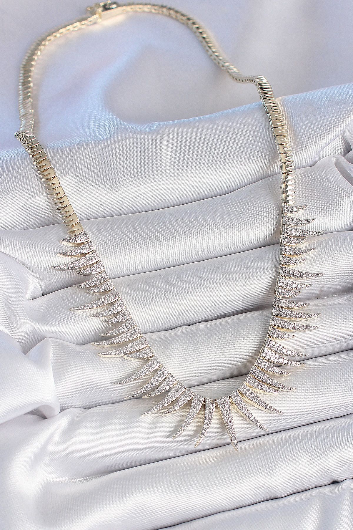 Pirinç Gold Renk Zirkon Taşlı Sivri Model VIP Seri Kadın Kolye - TJ-BKO10202