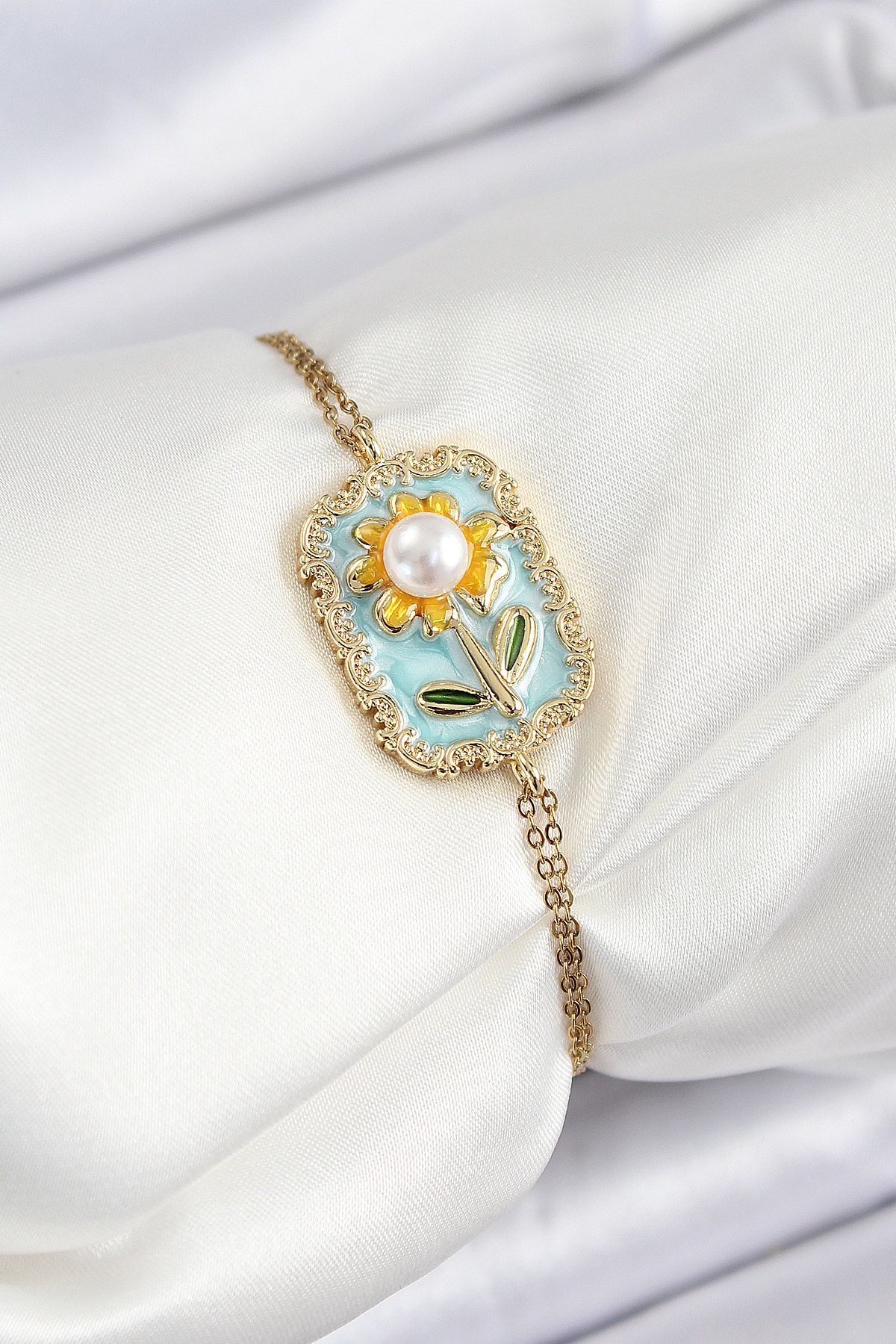 316L Çelik Zincir Turkuaz Mineli Sanatsal Portre İnci Detaylı Papatya Model Gold Renk Kadın Bileklik - TJ-BB7230