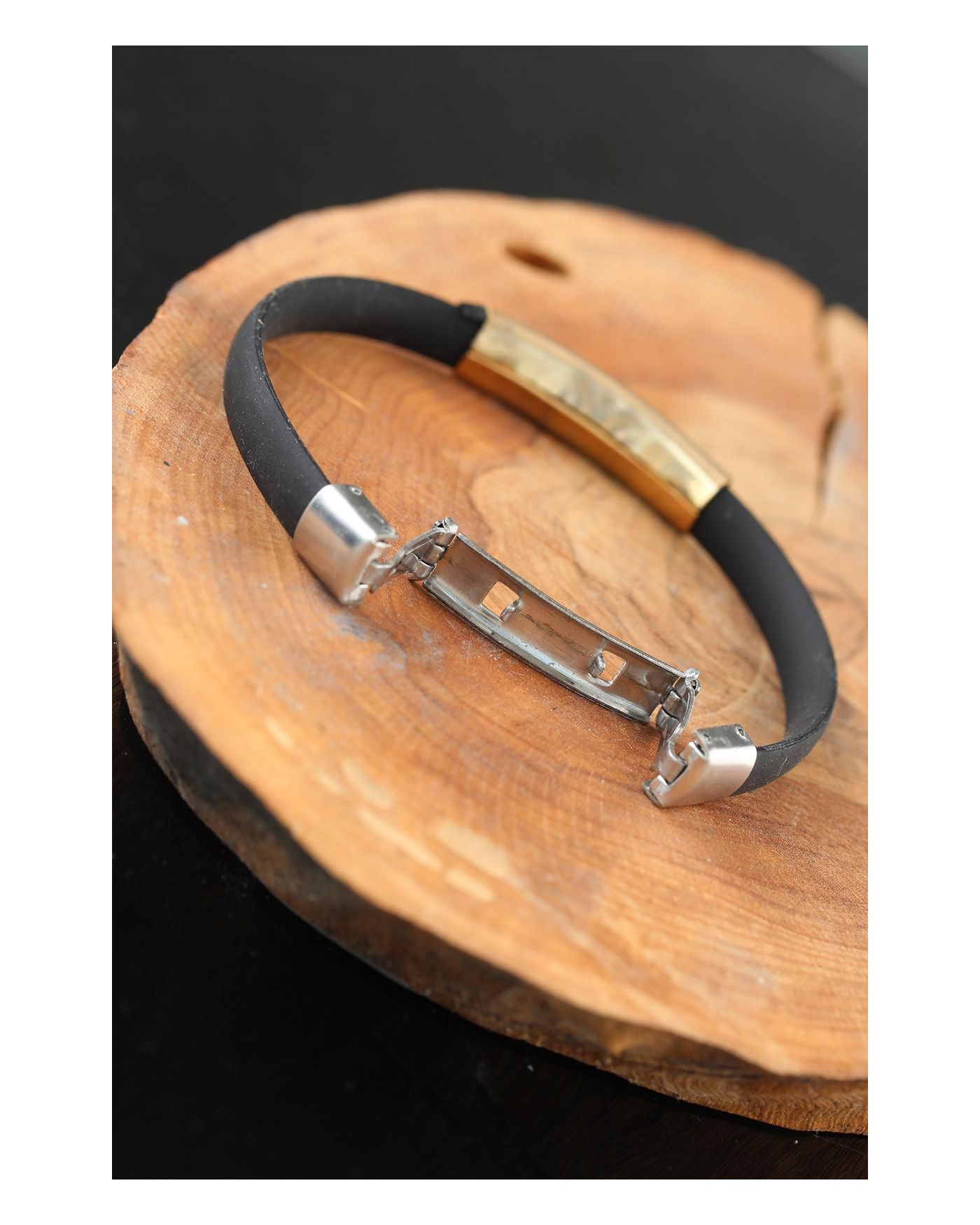 Gold Renk Metal Kuru Kafalı Tasarım Siyah Renk Silikon Erkek Bileklik - TJ-EB2515-KS