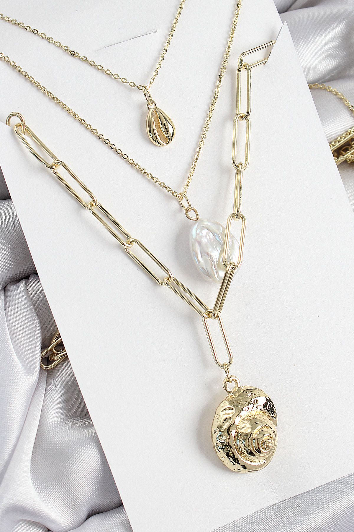 Pirinç Çoklu Zincirli İncili Deniz Kabuğu Model Gold Renk Kadın Kolye - TJ-BKO10370