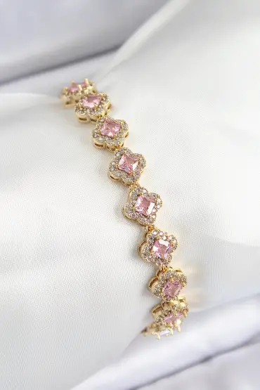 Pirinç Zirkon Taşlı Pembe Yonca Baget Model Gold Renk VIP Seri Kadın Bileklik - TJ-BB7506