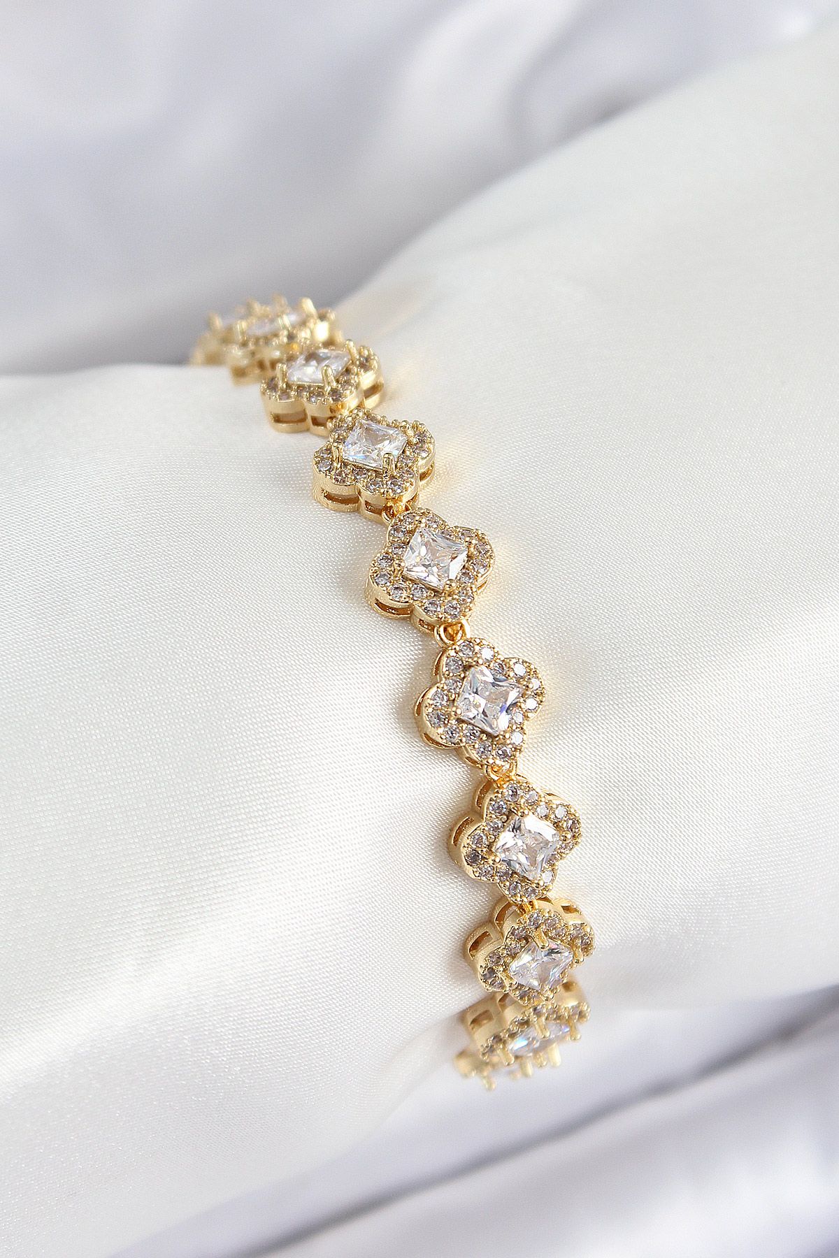 Pirinç Zirkon Taşlı Yonca Baget Model Gold Renk VIP Seri Kadın Bileklik - TJ-BB7510