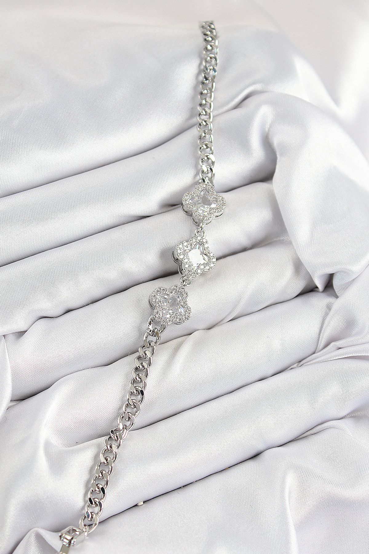 Pirinç Zirkon Taşlı Yonca Model Gümüş Renk Kadın Bileklik - TJ-BB7546