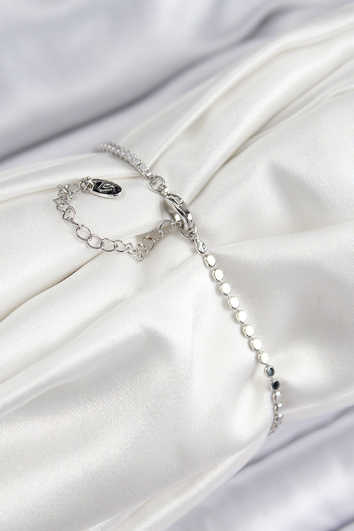 Pirinç Zirkon Taşlı Boncuk Model Ezme Zincir Gümüş Renk Kadın Bileklik - TJ-BB7598