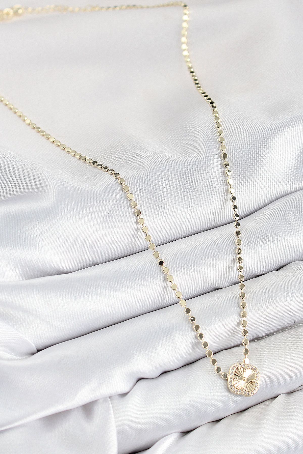 Pirinç Zirkon Taşlı Yonca Model Ezme Zincir Gold Renk Kadın Kolye - TJ-BKO10392