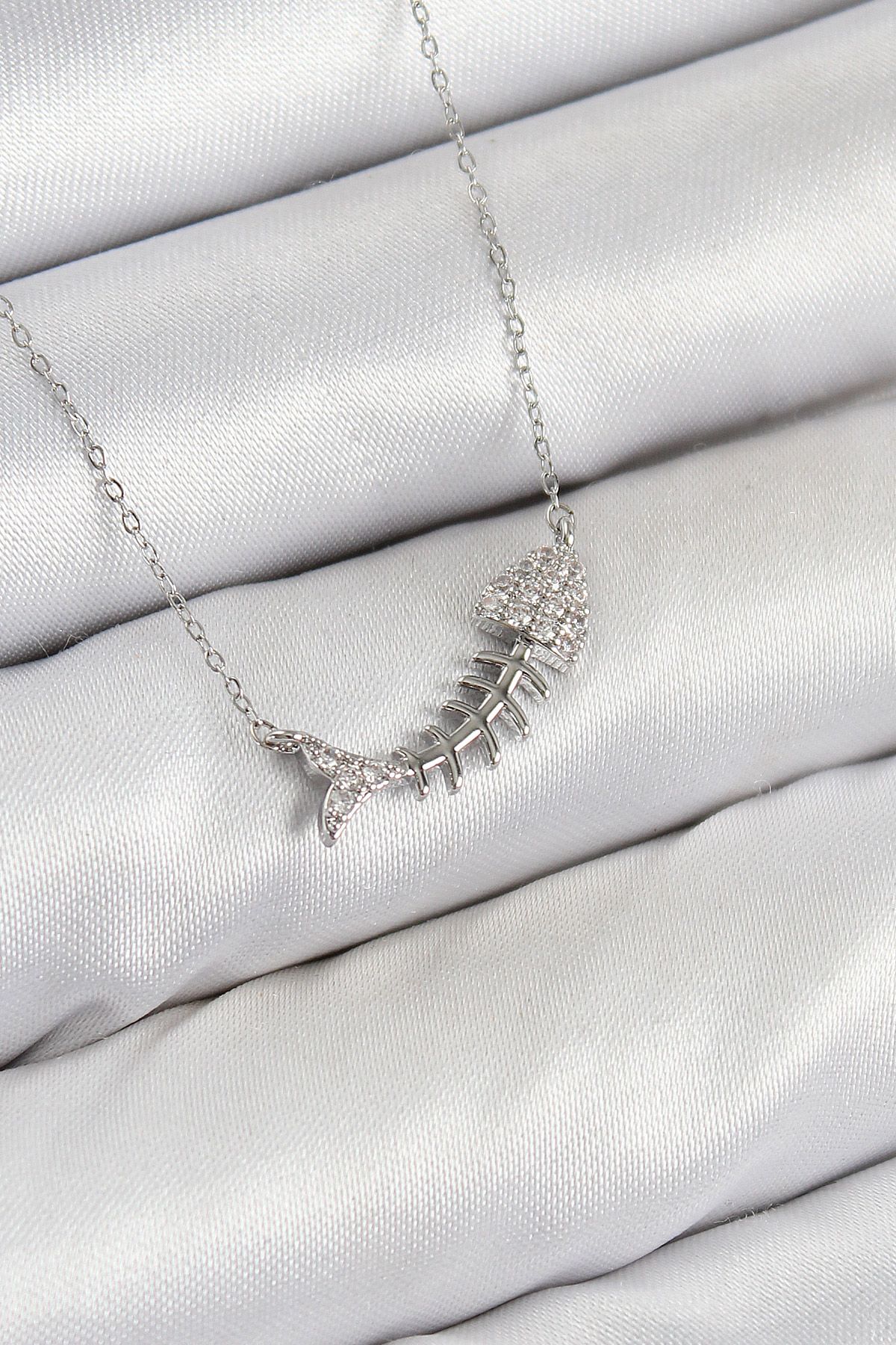 Pirinç Zirkon Taşlı Balık Kılçığı Model Gümüş Renk Kadın Kolye - TJ-BKO10413