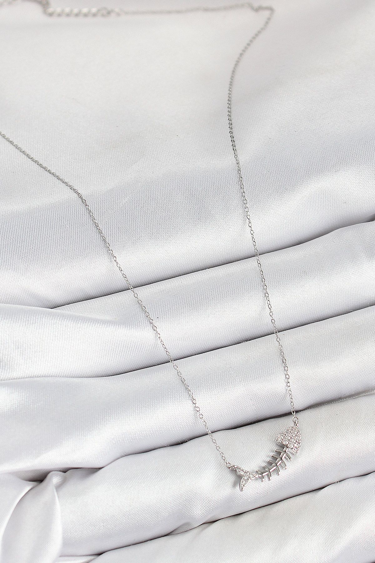 Pirinç Zirkon Taşlı Balık Kılçığı Model Gümüş Renk Kadın Kolye - TJ-BKO10413