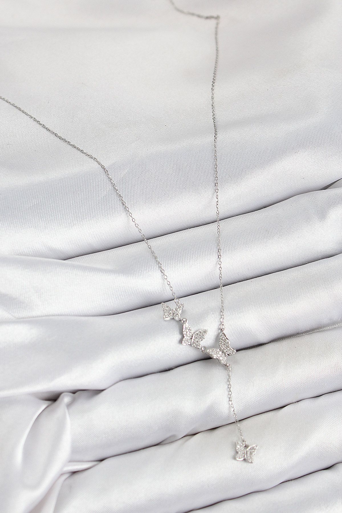 Pirinç Zirkon Taşlı Kelebek Model Gümüş Renk Kadın Kolye - TJ-BKO10415