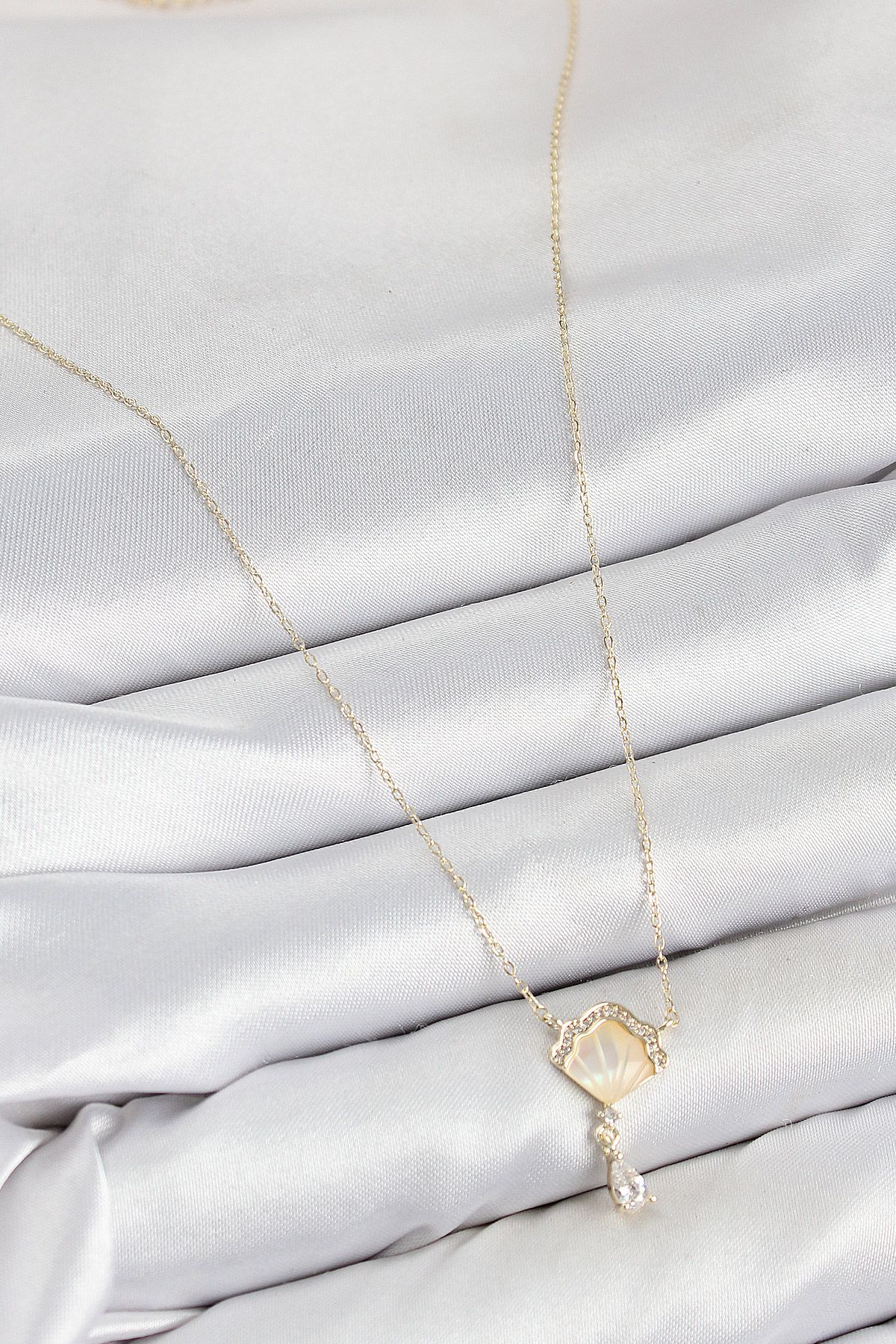 Pirinç Zirkon Taşlı İstiridye Model Gold Renk Kadın Kolye - TJ-BKO10416